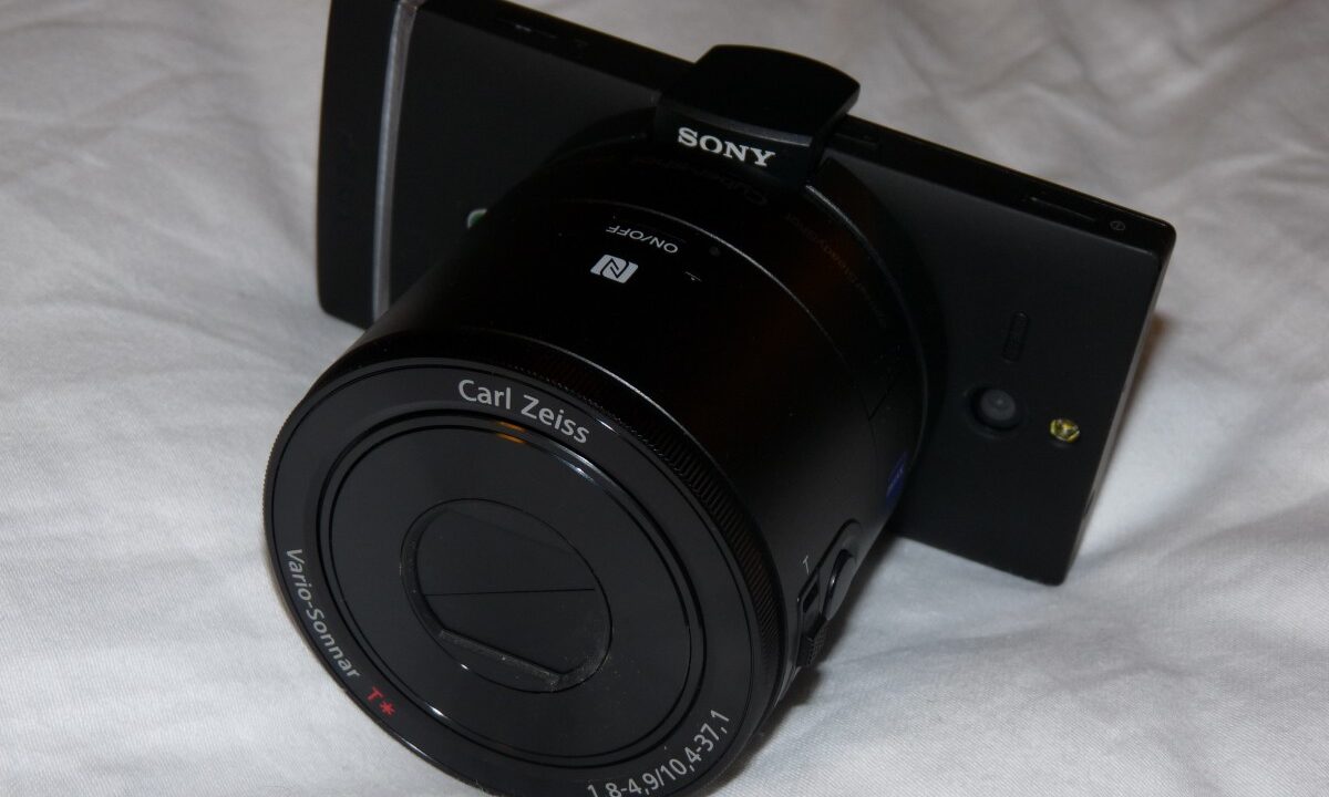 Sony QX100/QX10: Aufsatzkameras mit sozialer Komponente im Hands-on