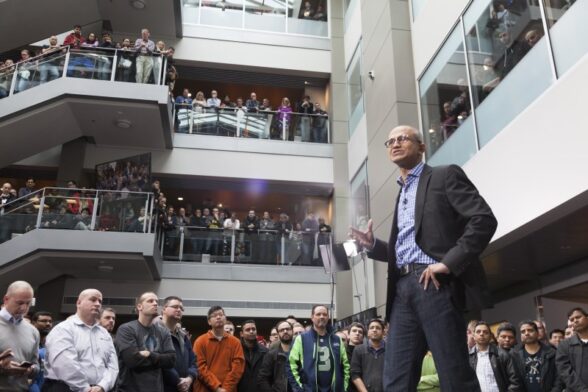 Microsoft-Chef Satya Nadella vor Mitarbeitern und Partnern.
