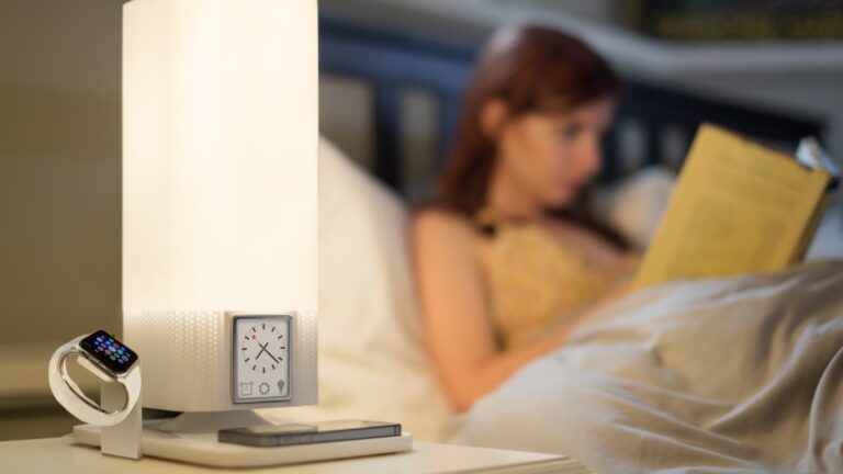 Luzi: Sprechende Nachttischlampe für einen besseren Schlaf