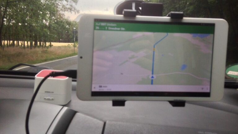 Das Tablet als Navigationsgerät fürs Auto. So geht’s für wenig Geld!