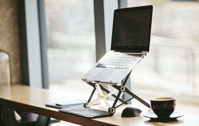 Roost Laptop Stand sorgt für bessere Haltung am Laptop