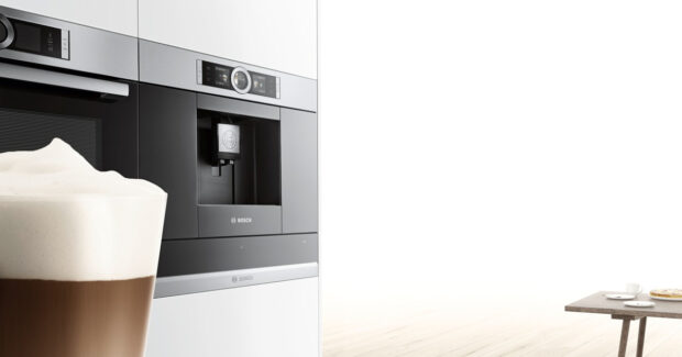 Die Kaffeevollautomaten der Bosch-Serie 8 integrieren sich in das Gesamtbild der Küche. (Bild: Bosch)