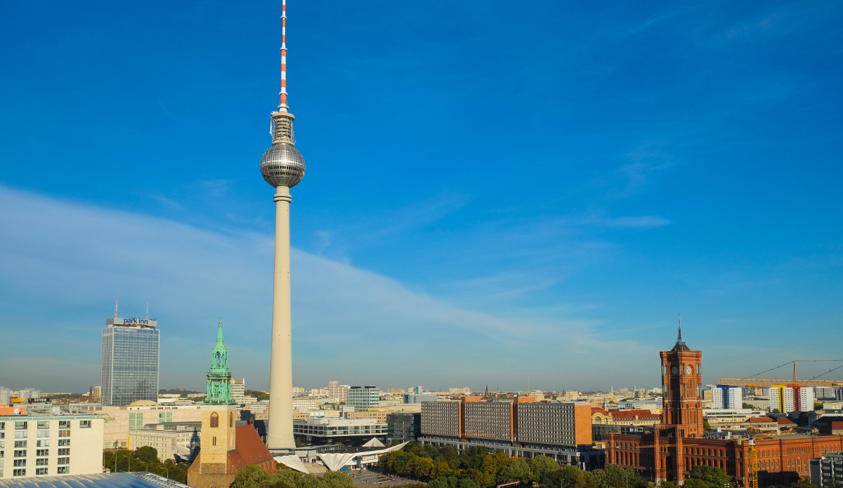 Auch der Fernsehturm am Berliner Alexanderplatz sendet über DVB-T(2). (Bild: Media Broadcast)