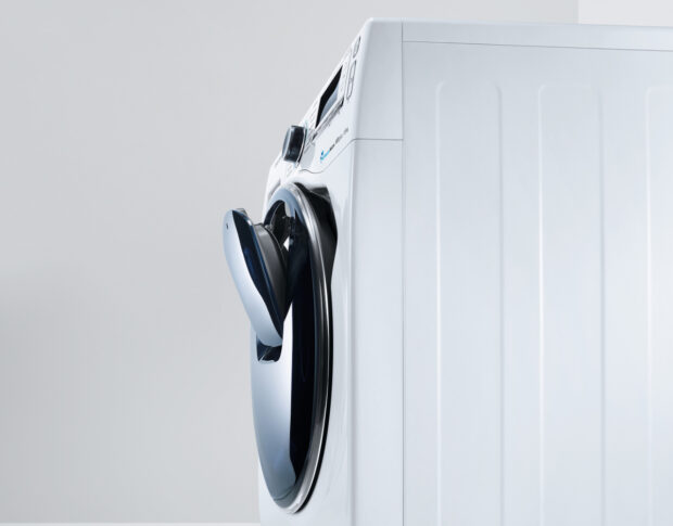 Durch die kleine Luke der AddWash-Waschmaschinen passen auch große Teile wie Jeanshosen oder Handtücher (Bild: Samsung)