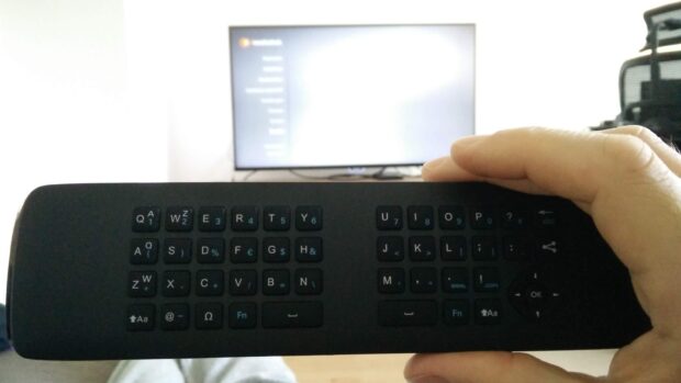 Reagiert etwas schwerfällig und vor allem nicht immer: Die QWERTY-Tastatur auf der Rückseite der Fernbedienung des Philips 49 PUK 7100.