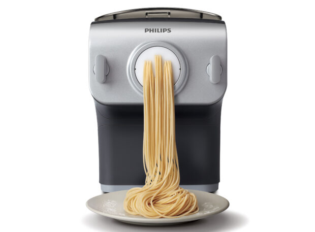 Zutaten rein, anstellen, Pasta auffangen - so funktioniert der Philips Pastamaker HR2358/12 (Bild: Philips) 