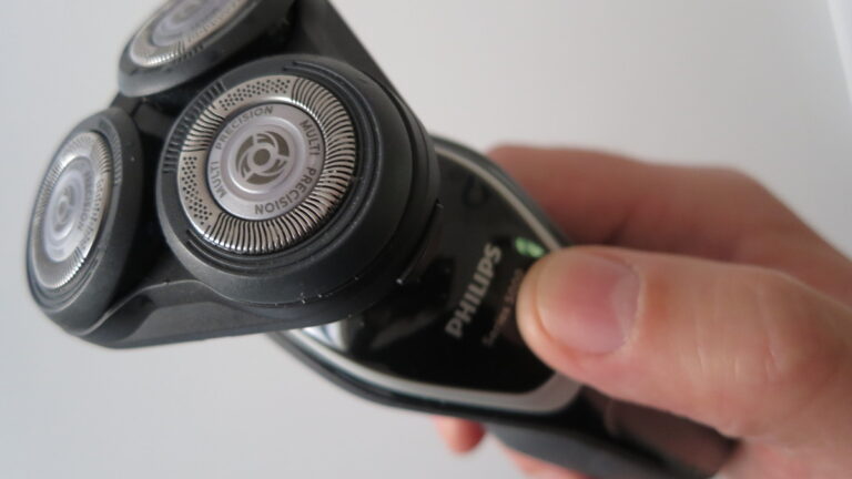 Philips S 5110/06 im Test: Der Rasierer beherrscht auch die Problemzonen