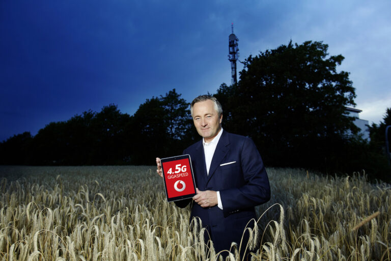 Vodafone-Chef Hannes Ametsreiter im Kornfeld. Bild: Vodafone