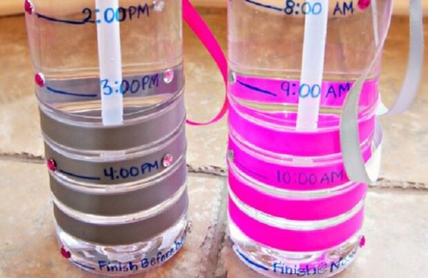 Auf der Wasserflasche einfach markieren, wieviel bis zu welcher Stunde getrunken werden soll (Bild: lifehacker.com) 