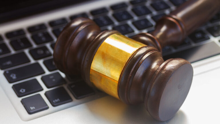 Rechte und Gefahren im Internet: Erfahrt die interessantesten Gerichtsurteile