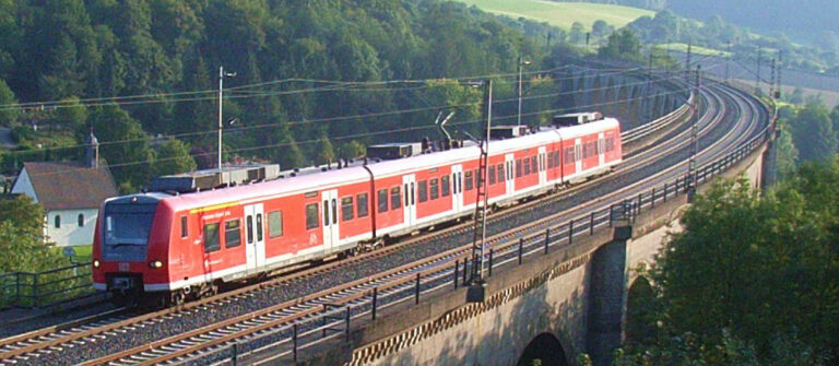Am Ende des Viadukts in Altenbeken lauert ein Funkloch in allen drei Netzen (Bild: Deutsche Bahn)