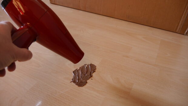 Kärcher schlägt eingetrocknetes Nutella für einen Härtetest vor. Ich helfe mit einem Fön nach, das gewünschte Szenario zu schaffen.