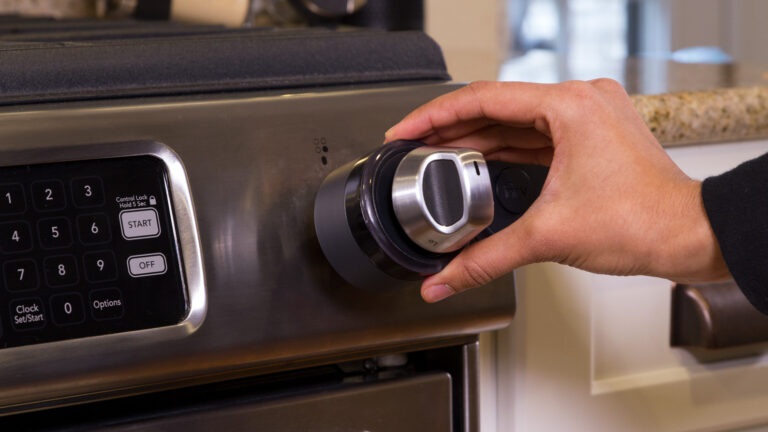 Inirv React: Smarter Rauchmelder stellt den Küchenherd aus, bevor es anfängt zu brennen