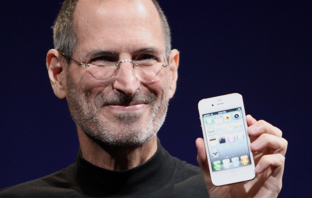 Apple-Gründer Steve Jobs mit dem iPhone 4. Bildquelle: Matt Yohe unter CC-Lizenz BY-SA 3.0