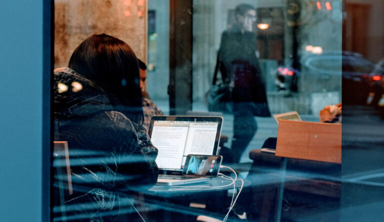 Frau mit Laptop im Café (Bild: Unsplash/Tim Gouw)