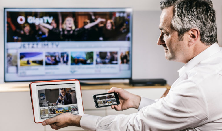 Vodafone GigaTV lässt sich auf allen Geräten empfangen: Smartphone, Tablet und Fernseher (Bild: Vodafone)
