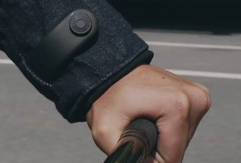Ein ganz schöner Klotz am Arm: Bluetooth-Sender an der Levi's Commuter (Bild: Google)