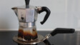 Espressokocher auf Adapterplatte für Induktion