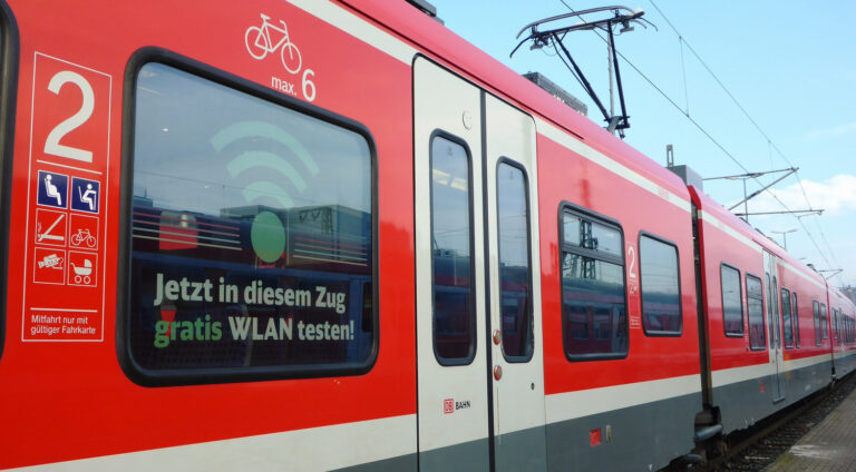 Der Regionalexpress mit Gratis-WLAN ist außen am Aufkleber zu erkennen (Bild: Deutsche Bahn)