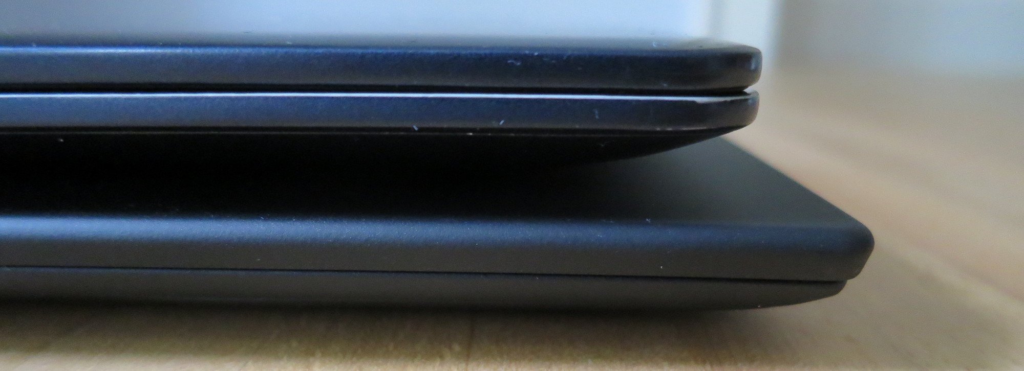Einiziger Größenunterschied zwischen Lenovo Thinkpad X1 Carbon (unten) und Samsung Ativ Book 9: Das X1 Carbon ist wenige Millimeter breiter (Bild: Peter Giesecke)