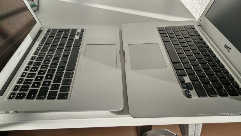 Täuschend ähnlich, äußerlich zumindest: Links mein vier Jahre altes MacBook Air, rechts der HKC-Laptop.