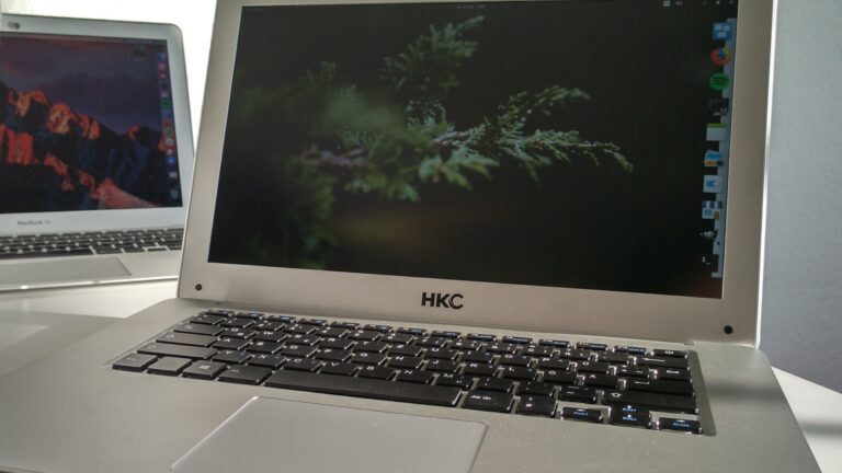 Ein MacBook-Klon mit Linux für 200 Euro: Was macht den Unterschied?