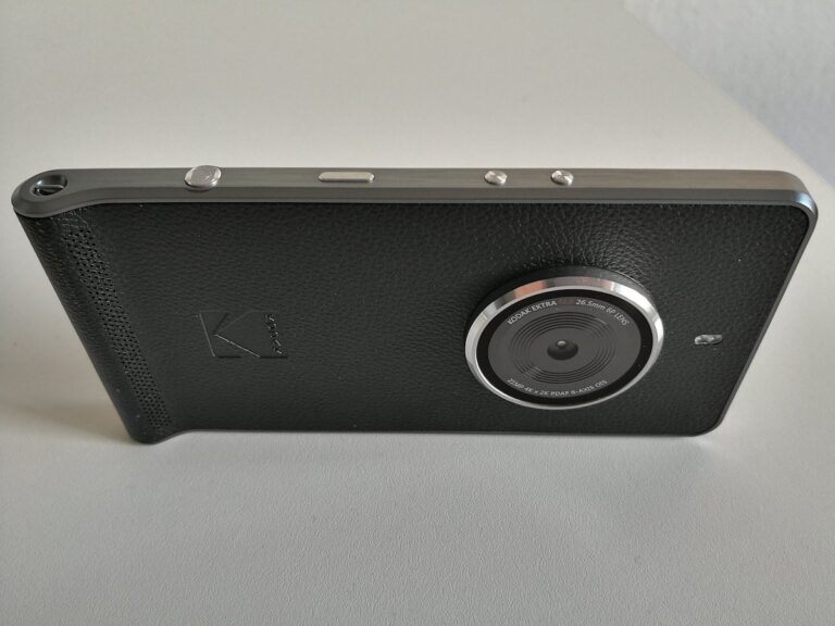Das Kodak Ektra besitzt einen Knopf mehr als andere Smartphones, über den sich die Kamera starten lässt.