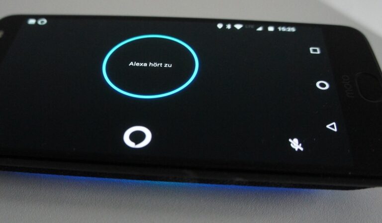 Andocken und fertig. Schon hört Alexa über den Moto Smart Speaker zu.