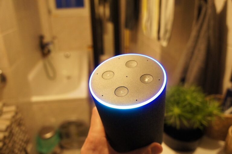 Oder im Badezimmer: Für einen smarten Lautsprecher gibt es viele Einsatzzwecke.