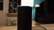 Amazon Echo mit Alexa im Wohnzimmer