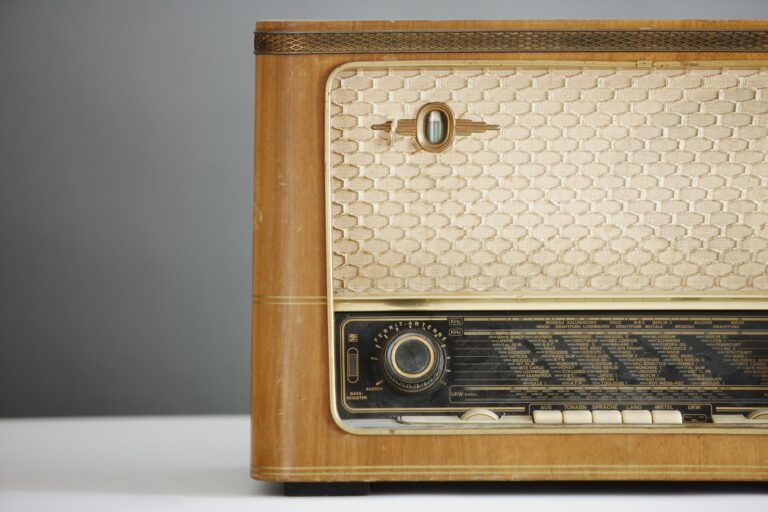 Antikes Radio (Bild: Pixabay/AlexLoban)