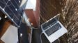 Laptop am Solarpanel aufladen