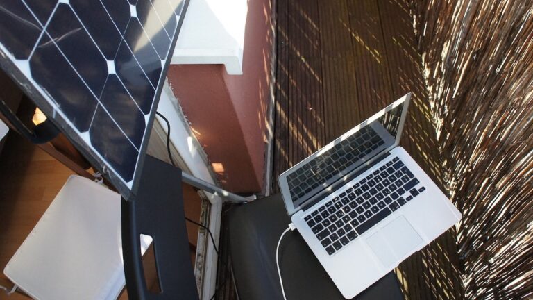 Erfahrungsbericht: Den Laptop an einem Solarpanel aufzuladen, hat etwas Magisches