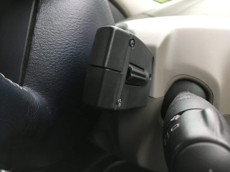 In meinem Auto ist die Steuerung für das Radio praktisch hinter dem Lenkrad angebracht – und das selbst ginge noch leichter mit einer Sprachsteuerung.