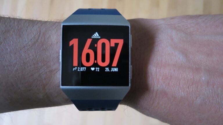 Fitbit Ionic adidas Edition mit neuem Watchface, das wie eine Startnummer beim Lauf wirkt (Bild: Peter Giesecke)