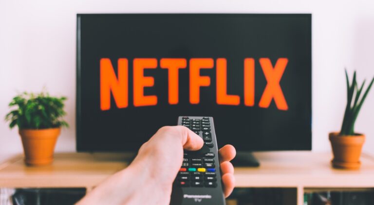 Netflix mit Fernbedienung (Bild: Unsplash/freestocks)