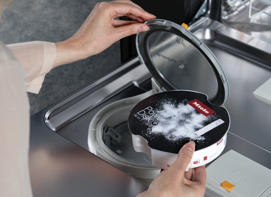 In den Geschirrspüler Miele G 7000 lässt sich das Spülmittel in Form einer Powerdisk einsetzen. Für bis zu 20 Spülgänge (Bild: Miele)