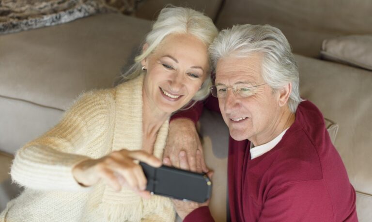 Senioren mit Emporia-Handy (Bild: Emporia)