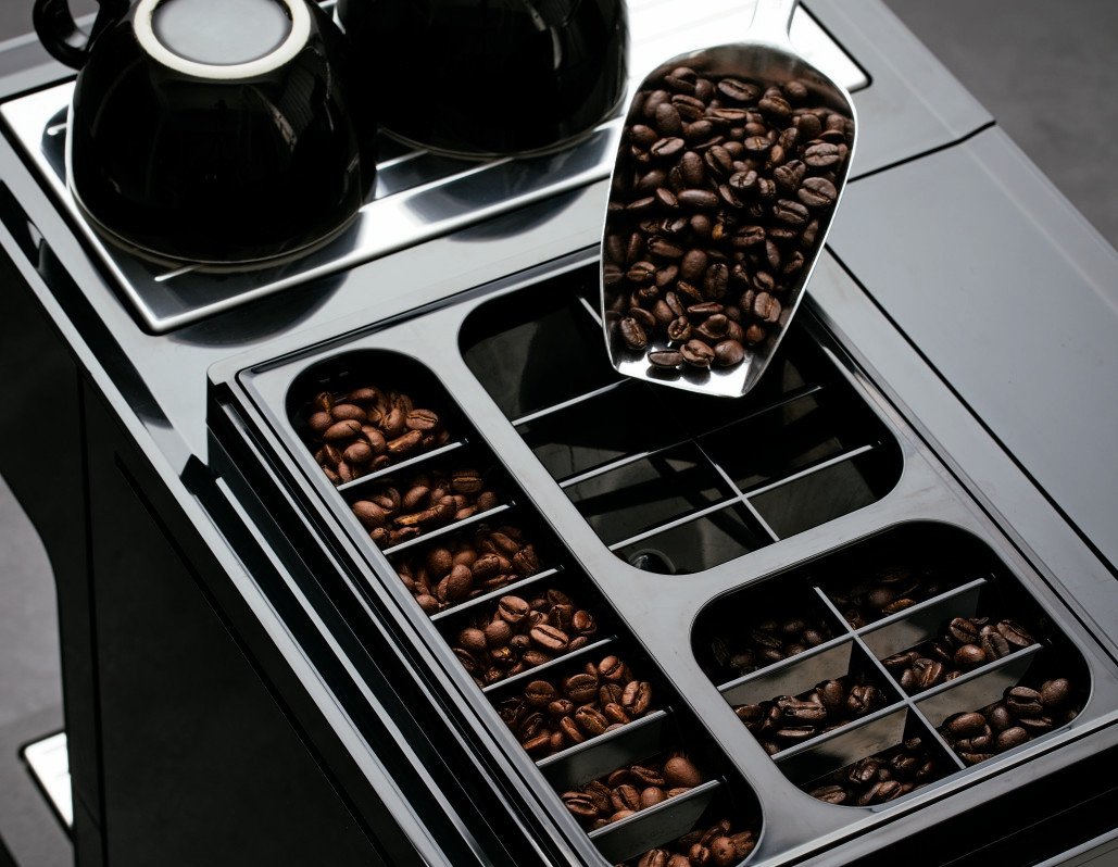 Der Kaffeevollautomat Miele CM7 bietet Platz für drei Kaffeesorten (Bild: Miele)