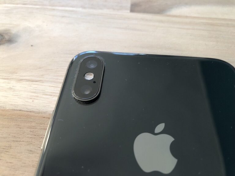 Die Kamera am iPhone Xs Max ist links angebracht – das Gerät liegt deswegen nicht eben auf dem Tisch auf – dazu ist sie ein kleiner Staubfänger.