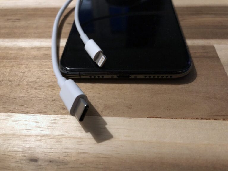 Apple verwendet für den Ladestecker bei iPhones die Eigenentwicklung Lightning (oben), während es bei den meisten Android-Geräten heute USB-C ist.
