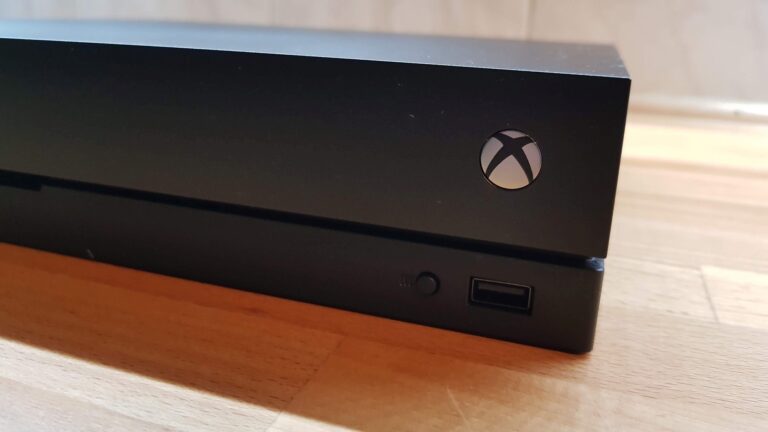 Keine Frage: Die Xbox One X ist wirklich edel. (Foto: Sven Wernicke)