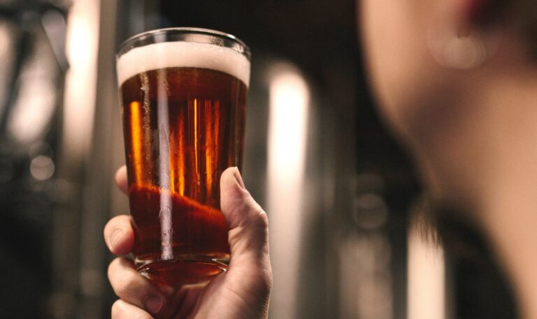 Ein Glas frisch gebrautes Bier (Biild: Unsplash/elevate)