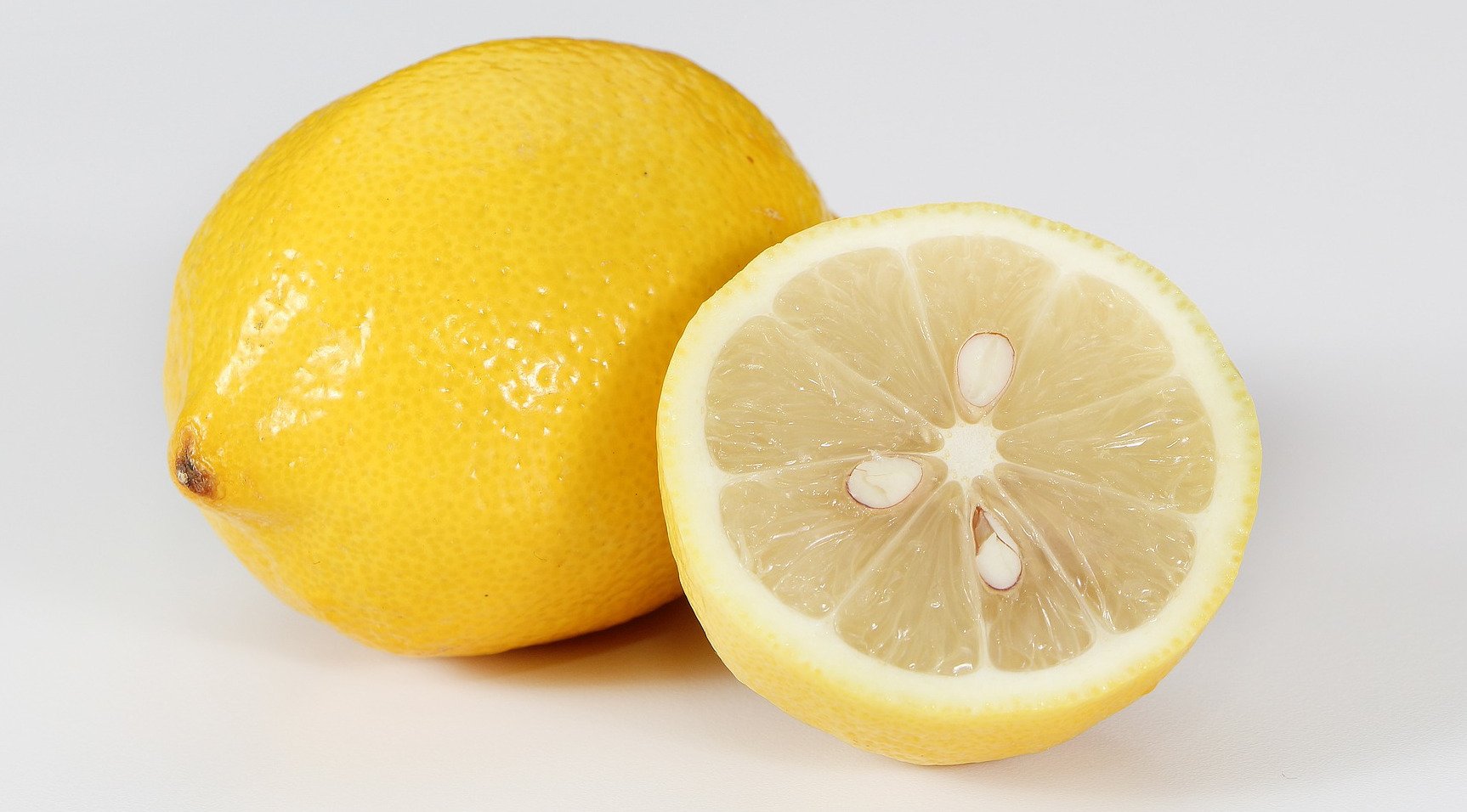 Ceranfeld-Reinigung mit Hausmitteln: etwas Zitronensaft tut es meist auch (Bild: Pixabay/varintorn)