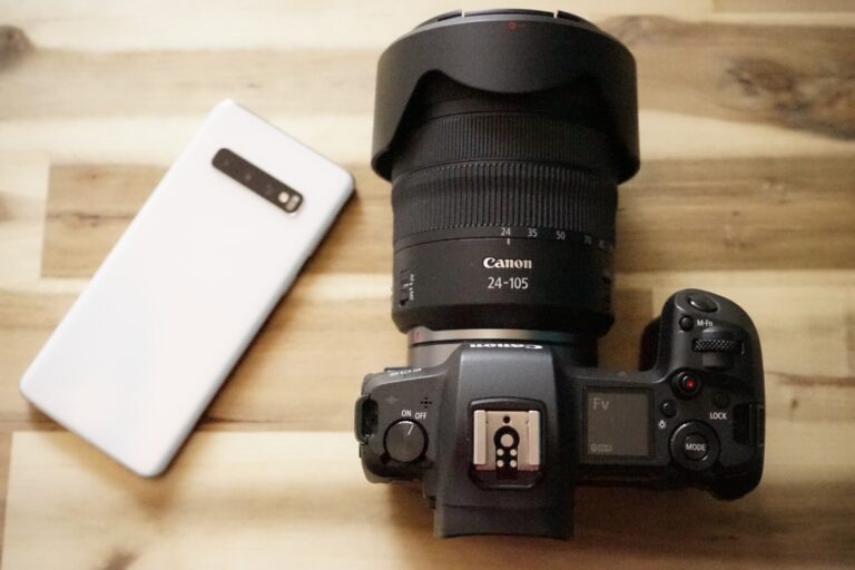 Canon EOS R und ein Samsung Galaxy S10