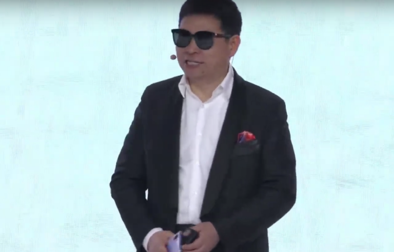 Huawei-Chef Richard Yu mit smarter Sonnenbrille