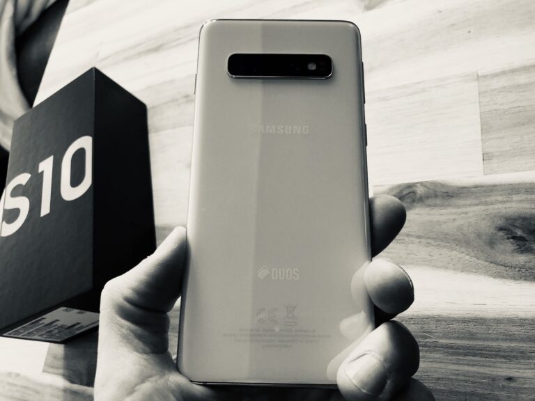 Trotz 6,1-Zoll-Bildschirms durchaus handlich: Das Samsung Galaxy S10