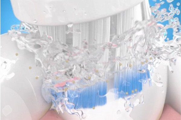 Elektrische Zahnbürste im Einsatz: Der Zahnbelag muss weg (Bild: Oral-B)