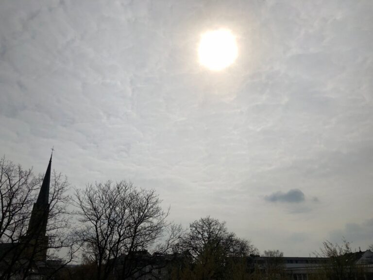 Reicht nicht: Selbst wenn die Sonne zu sehen ist, versperren Wolken hier die Sicht auf das Solarladegerät und die Ausbeute sinkt auf ein Viertel.
