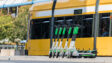 Elektroroller von Lime vor Straßenbahn in Dresden